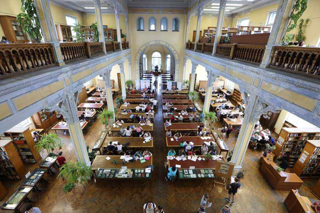 Общий читальный зал Фундаментальной библиотеки
